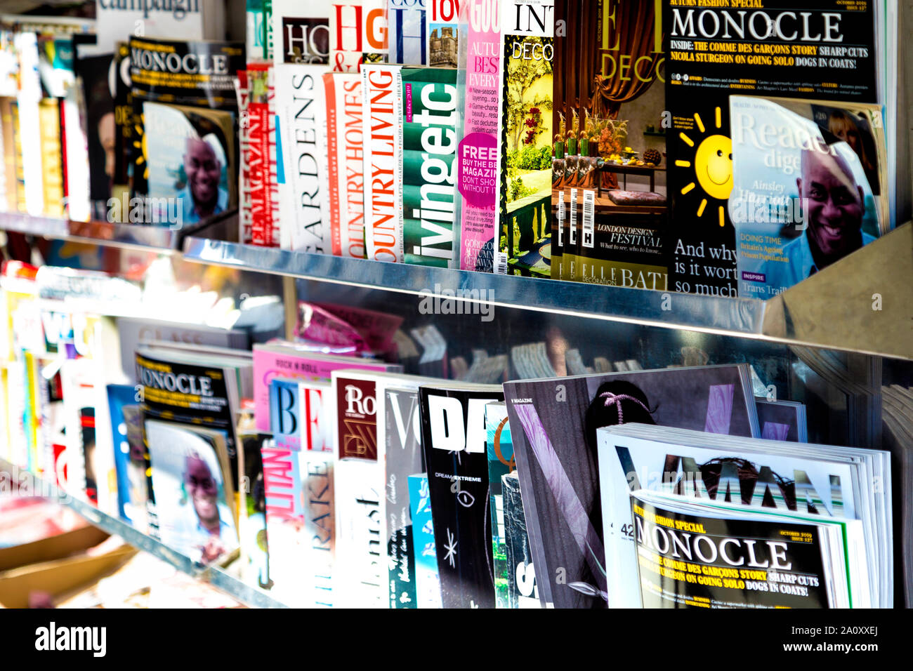 Sélection de magazines sur un stand de journaux Banque D'Images