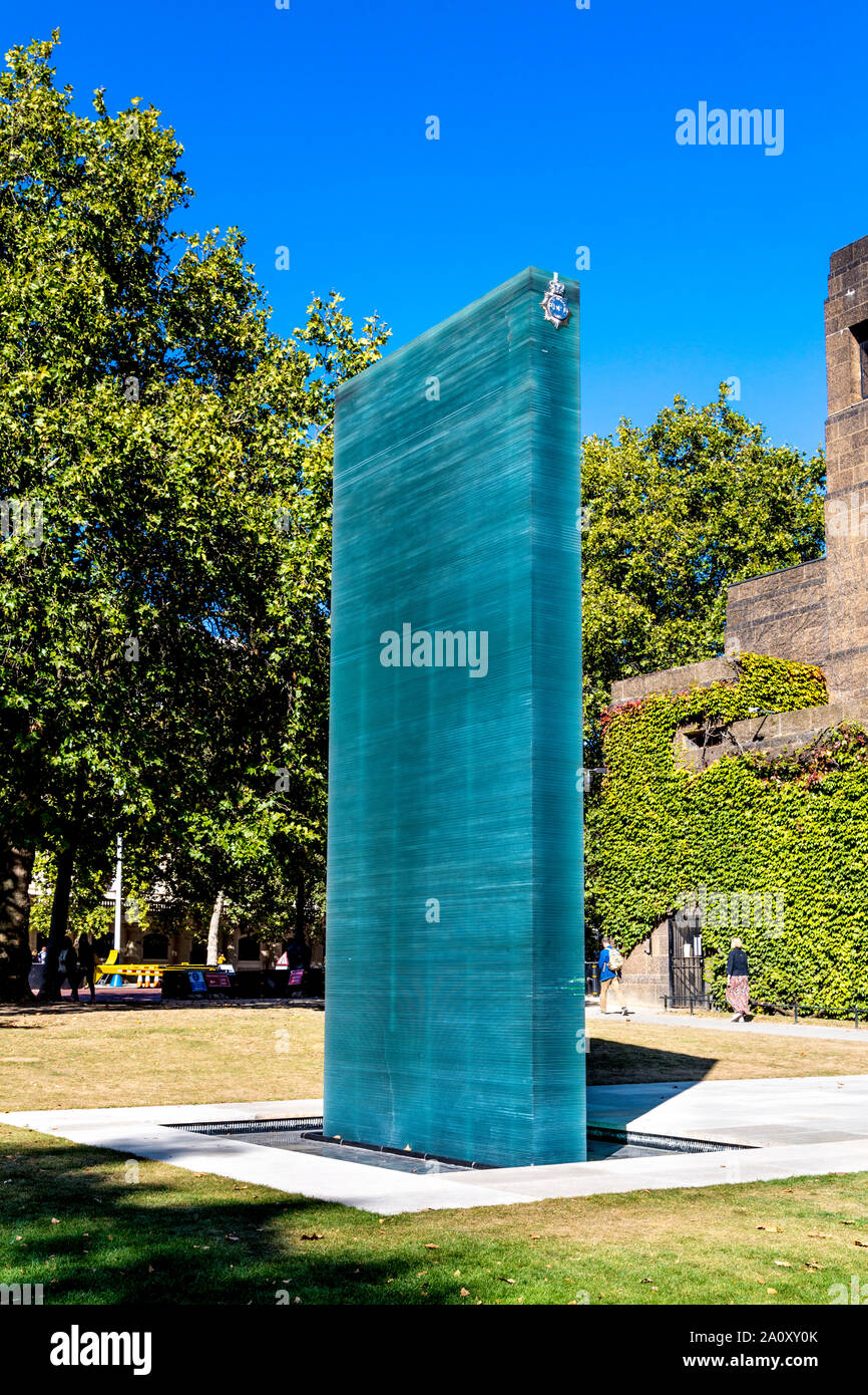 Mémorial de la Police nationale, une sculpture de verre de Norman Foster et Per Arnoldi, London, UK Banque D'Images