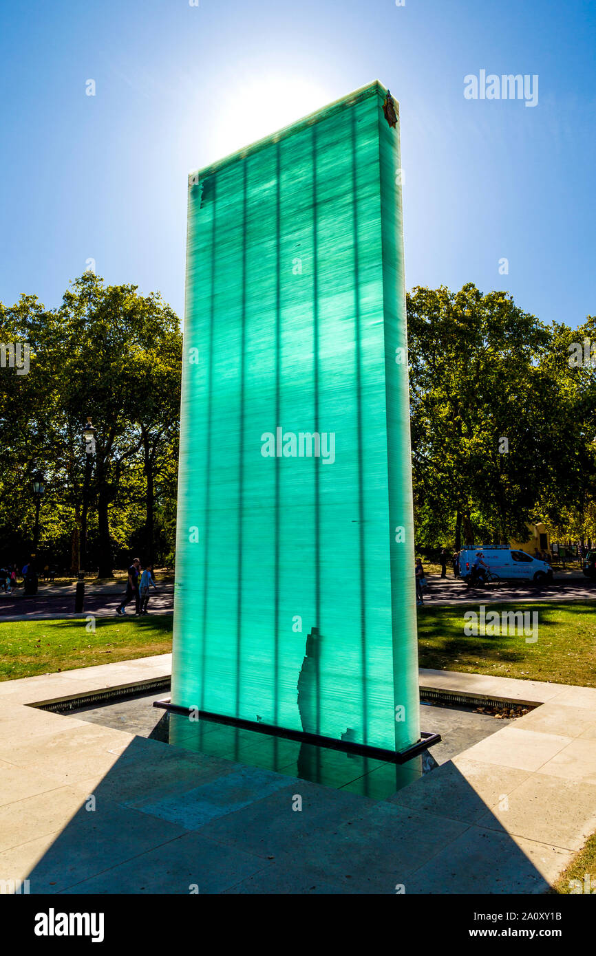 Mémorial de la Police nationale, une sculpture de verre de Norman Foster et Per Arnoldi, London, UK Banque D'Images