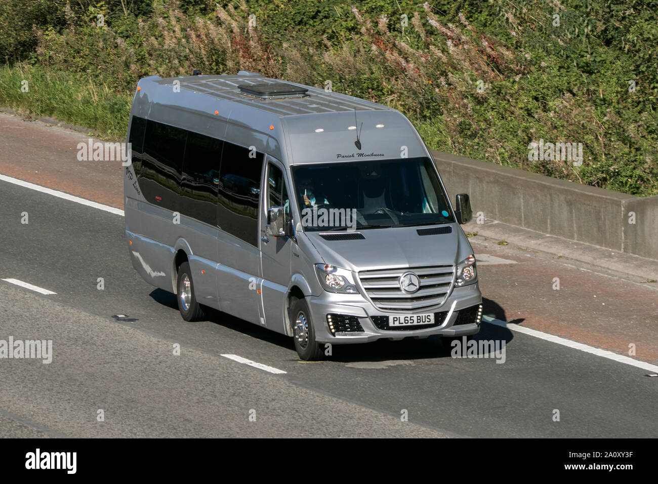 Un véhicule de transport de passagers Mercedes Sprinter PCV ou bus sur la M6 à Lancaster, UK Banque D'Images