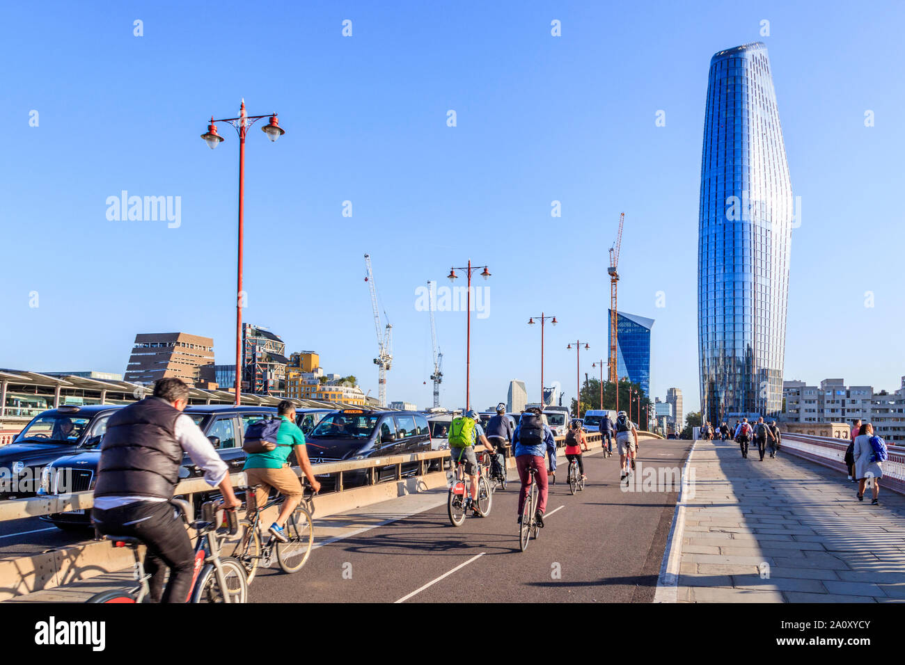 Les cyclistes et les voitures sur Blackfriars Bridge à l'heure de pointe, le Vase (No. 1 Blackfriars) dans l'arrière-plan, London, UK Banque D'Images