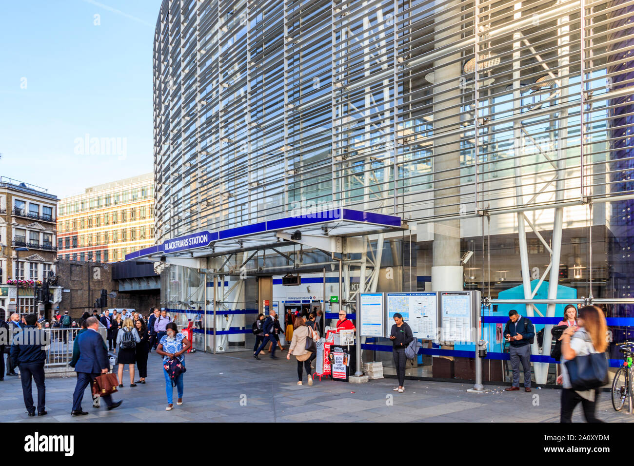 Les navetteurs à l'extérieur de la station de Blackfriars dans l'heure de pointe du soir, Londres, UK Banque D'Images