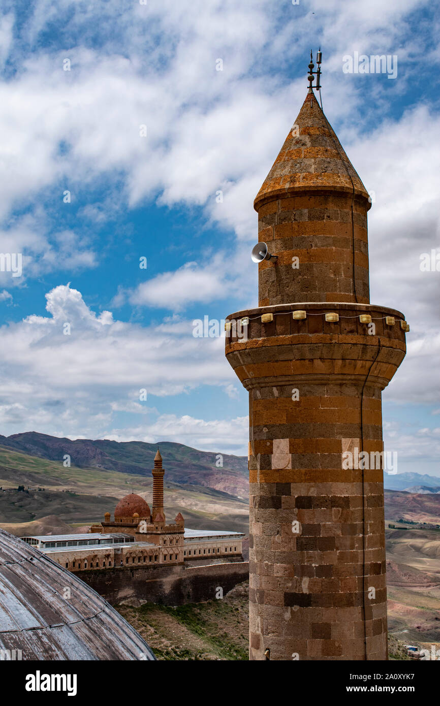 Dogubayazıt, Turquie : vue sur la mosquée Eski Bayezid Cami et l'Ishak Pasha Palace, semi-ruiné palais et le complexe administratif de la période Ottomane Banque D'Images