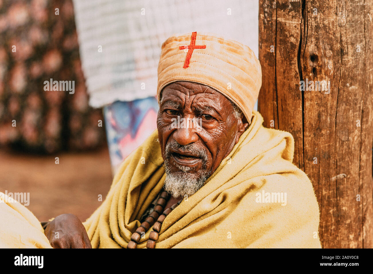 BAHIR DAR, ÉTHIOPIE, 21 avril. En 2019, ancien moine chrétien orthodoxe en appui sur la rue oif Bahir Dar pendant les vacances de Pâques. 21 avril. 2019, Bahir Banque D'Images