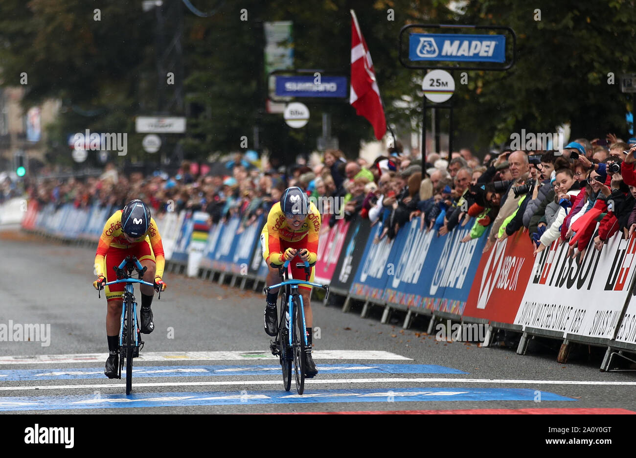 L'Espagne Lourdes Oyarbide Jimenez et Marguerite Victo Garcia Canellas franchir la ligne d'arrivée au cours de l'UCI 2019 Championnat mondial de la route, contre la montre par équipe relais mixte grâce à Harrogate. Banque D'Images