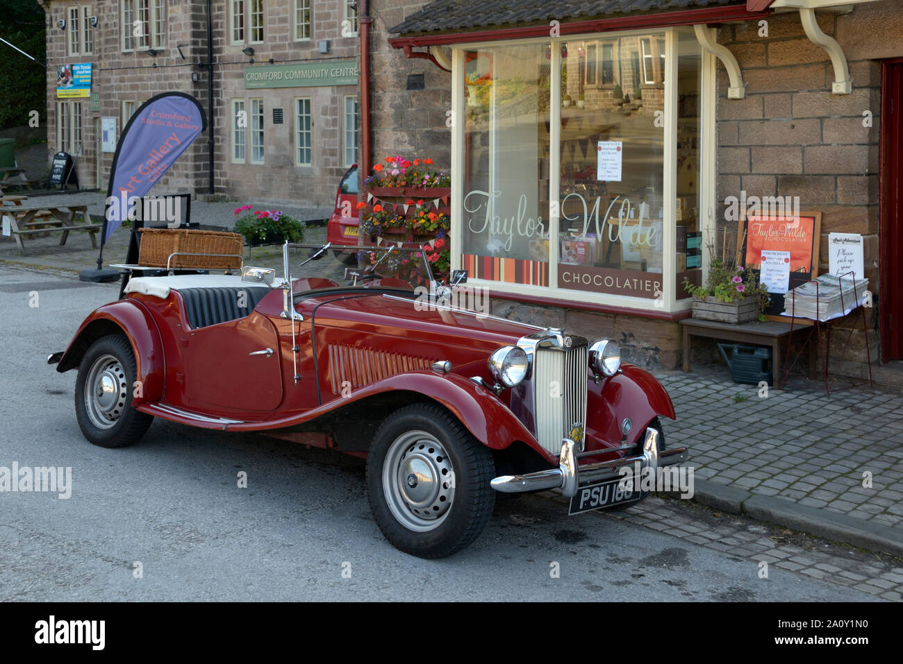 MG TF, à l'extérieur d'une boutique, à Cromford, Derbyshire. Banque D'Images