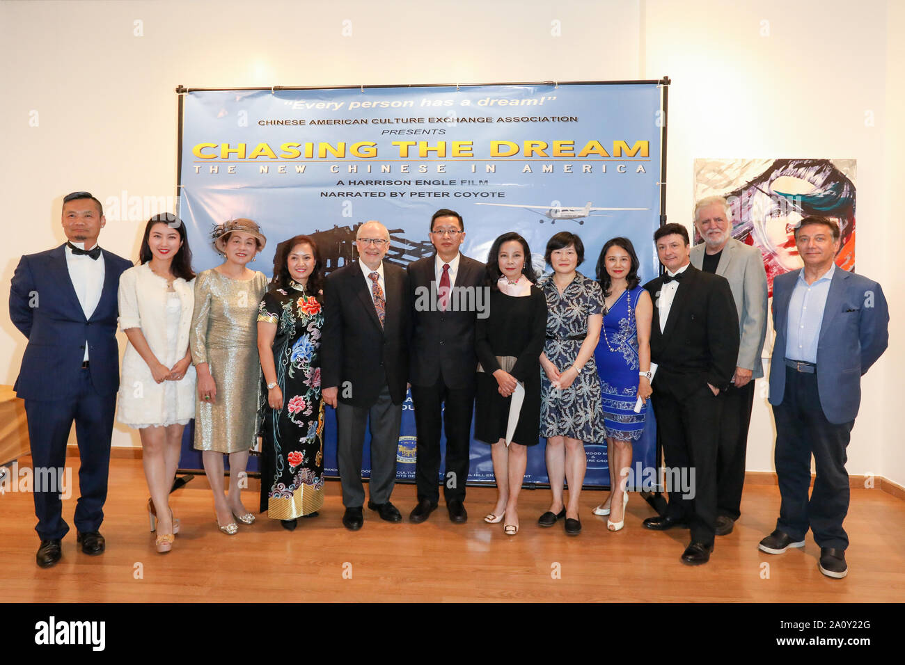 Los Angeles, Californie, USA. 20 Septembre, 2019. Jeff Wang, SuiMai Peiming, Li, No.296 Zhou, Harrison Engle, Consul adjoint Dai Shuangming de consulat de Chine à Los Angeles, Susan Wang Shu, Youngmei Huibi, Zhou Chen, Johnny Rock, Douglas Ivanovitch, et Frédéric A. Golchan assister à la 'Chasing the Dream' Film Conférence de presse à la salle de projection Wilshire à Beverly Hills, Californie le 20 septembre 2019. Le documentaire adulte sept personnes en provenance de Chine qui ont construit le succès et créatif de vie pour eux-mêmes en Amérique. Credit : Sheri Determan/Alamy.com Banque D'Images