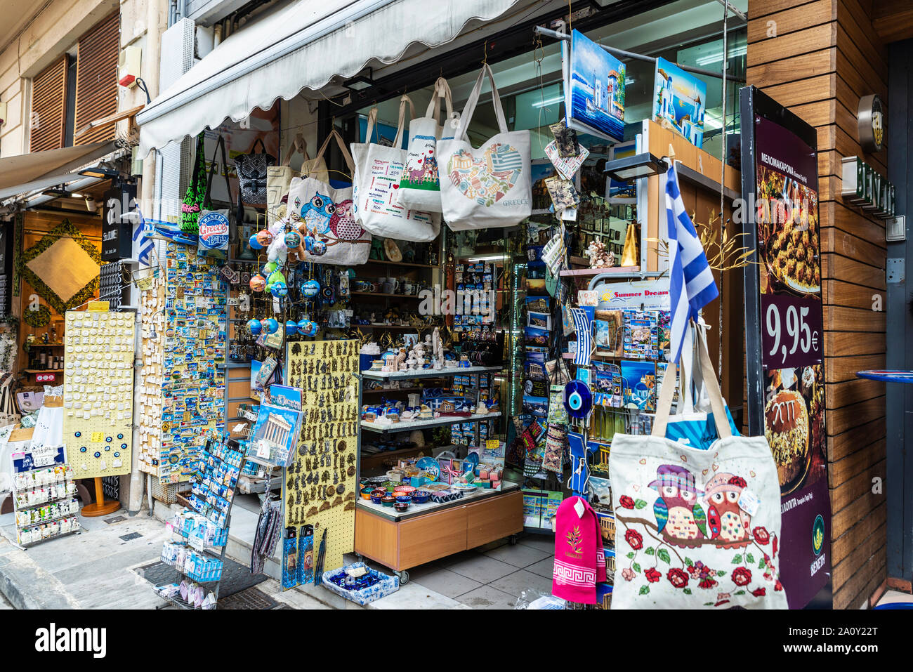 Athènes, Grèce - 31 décembre 2018 : Boutique de souvenirs et de sacs à main en céramique à Athènes, Grèce Banque D'Images