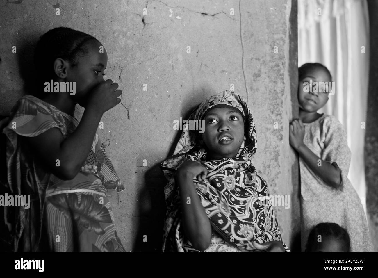 Petites filles voilées de rire, l'île de Pemba, l'archipel de Zanzibar, Tanzanie Banque D'Images