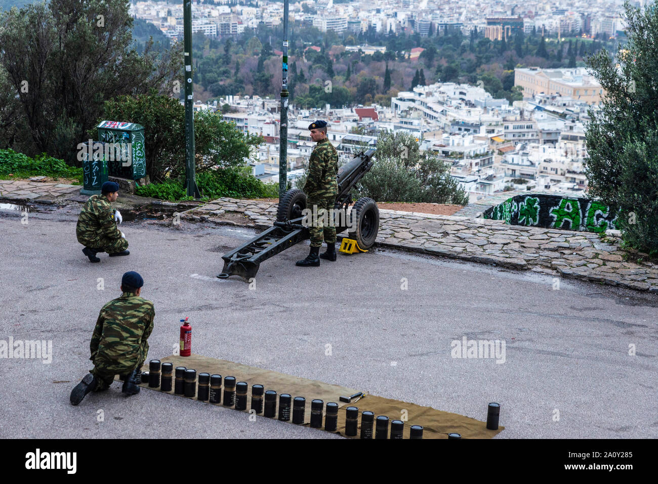 Athènes, Grèce - 1 janvier 2019 : soldats grecs drop des coups avec des projectiles sans charge explosive (sauvé de l'honneur) pour le Nouvel An à partir d'un banc hil Banque D'Images