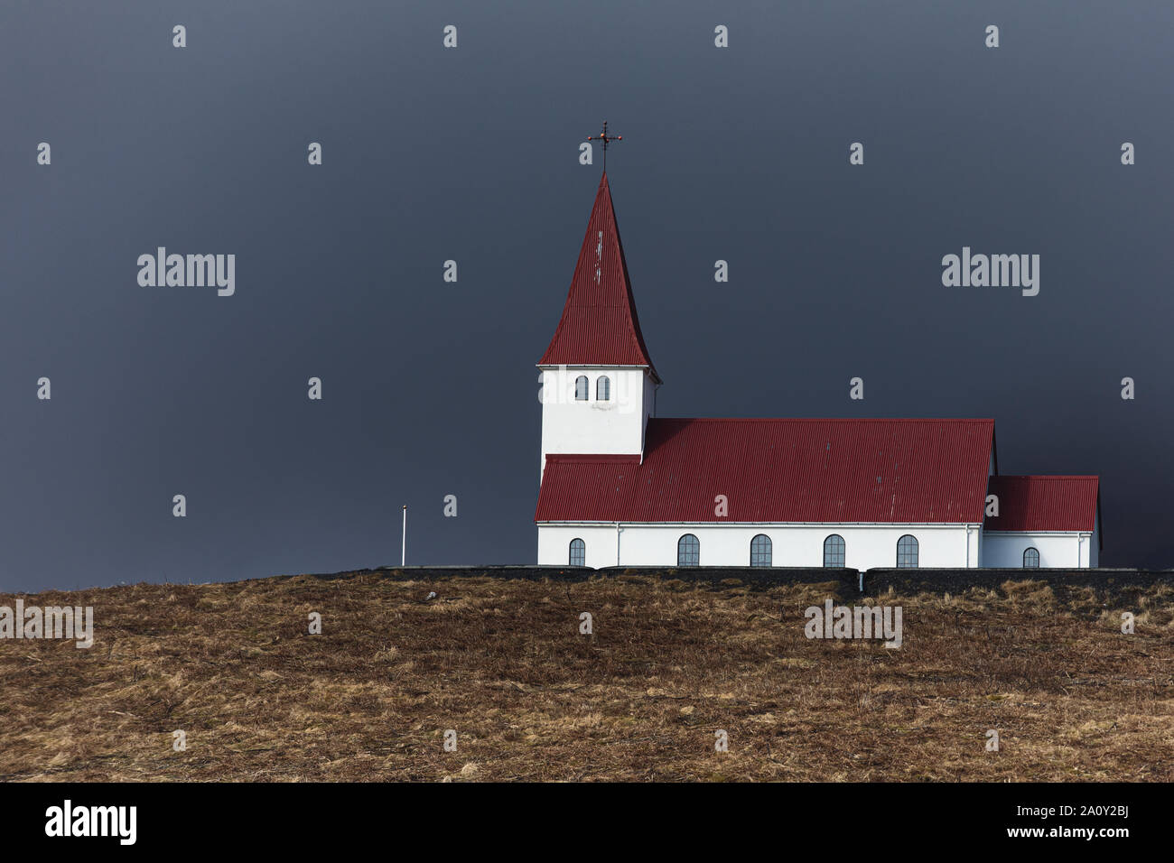 L'emblématique église blanche au toit rouge dans la région de Vik, Islande Banque D'Images