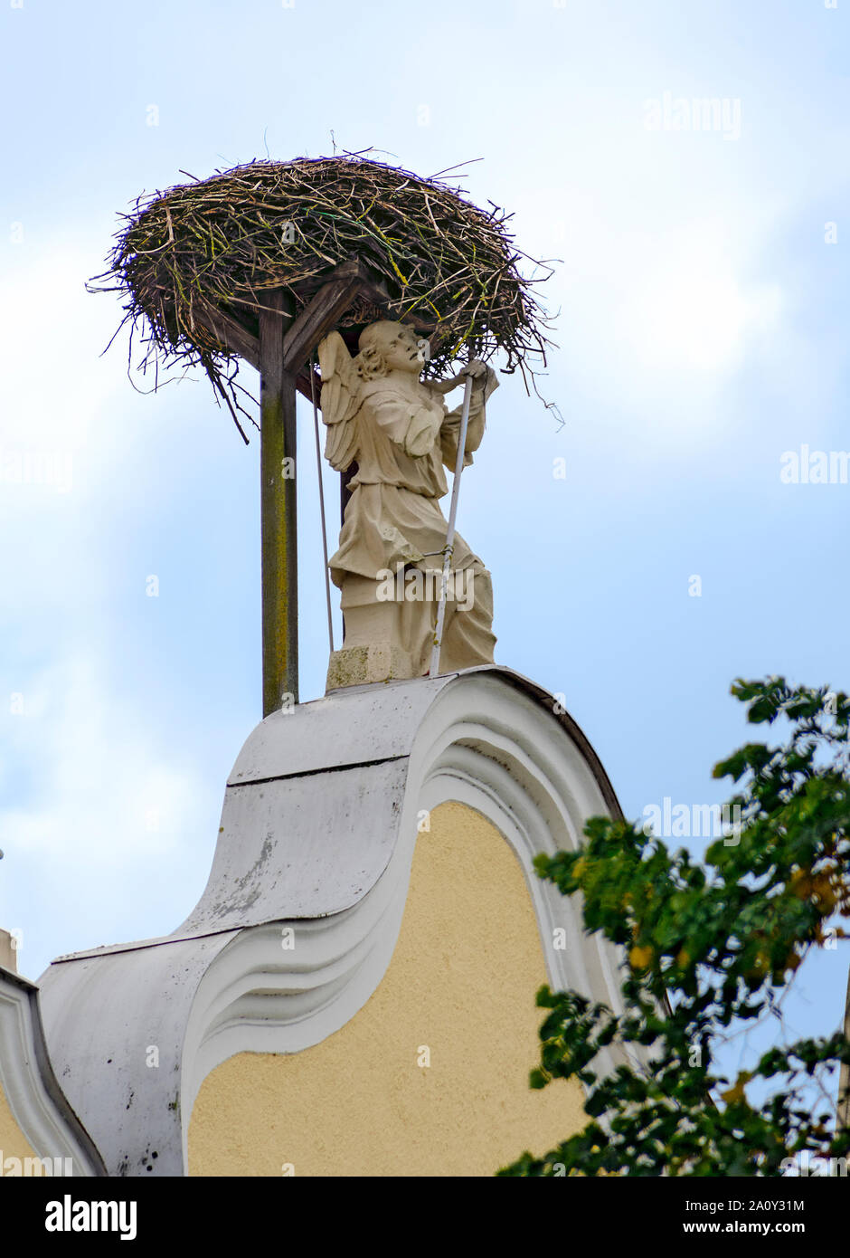 La figure d'un ange avec stork nest Banque D'Images