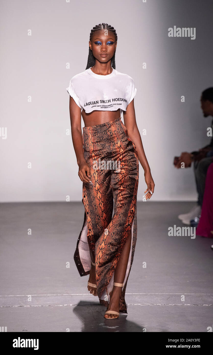 New York, NY - 8 septembre 2019 : Model piste pour LaQuan Smith montrer lors de la Fashion Week de New York Printemps/été 2020 au Pier 59 Studios Banque D'Images