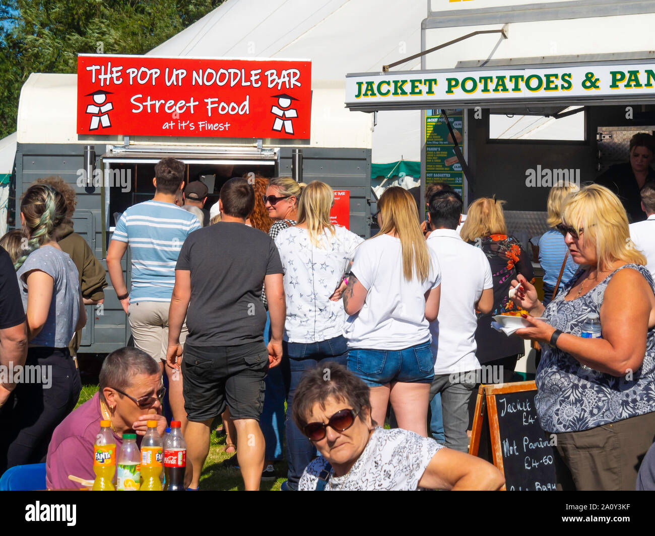 160e exposition annuelle de la Société agricole de shérif devient le 21 septembre 2019 lors de temps chaud et ensoleillé a attiré des foules immenses ici en attente pour le déjeuner l'alimentation Banque D'Images