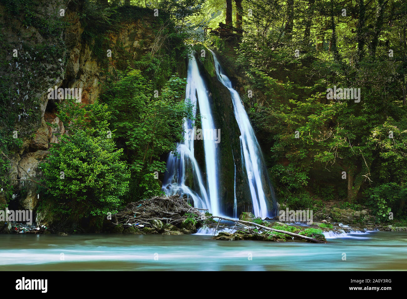 Belle cascade à Vadu Crisului, montagne Apuseni, Roumanie Banque D'Images