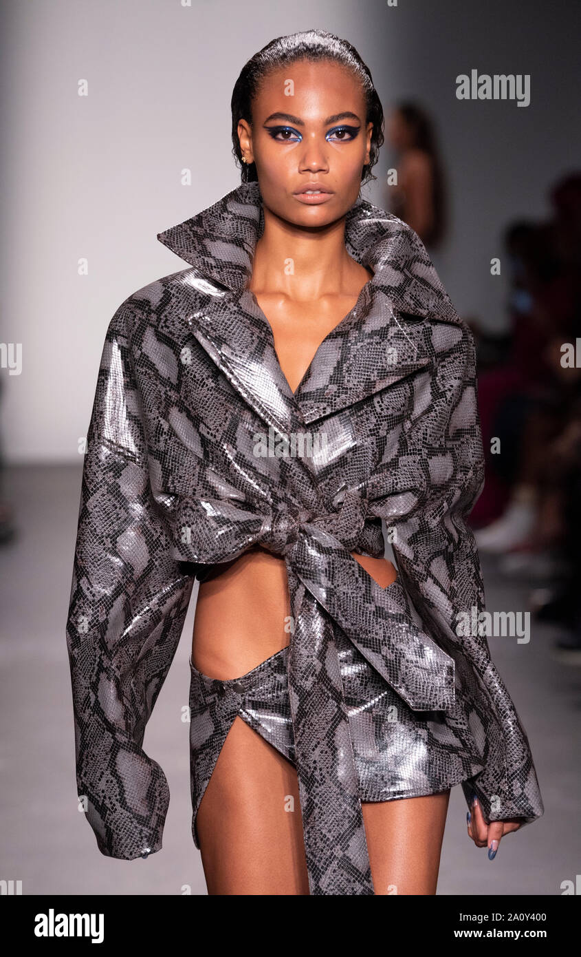 New York, NY - 8 septembre 2019 : Model piste pour LaQuan Smith montrer lors de la Fashion Week de New York Printemps/été 2020 au Pier 59 Studios Banque D'Images