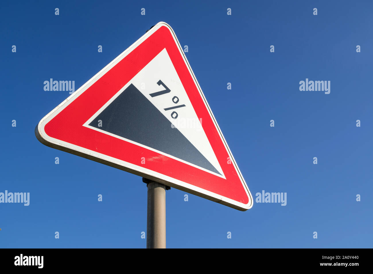 German road sign : raide/hill en baisse de 7 %, Banque D'Images