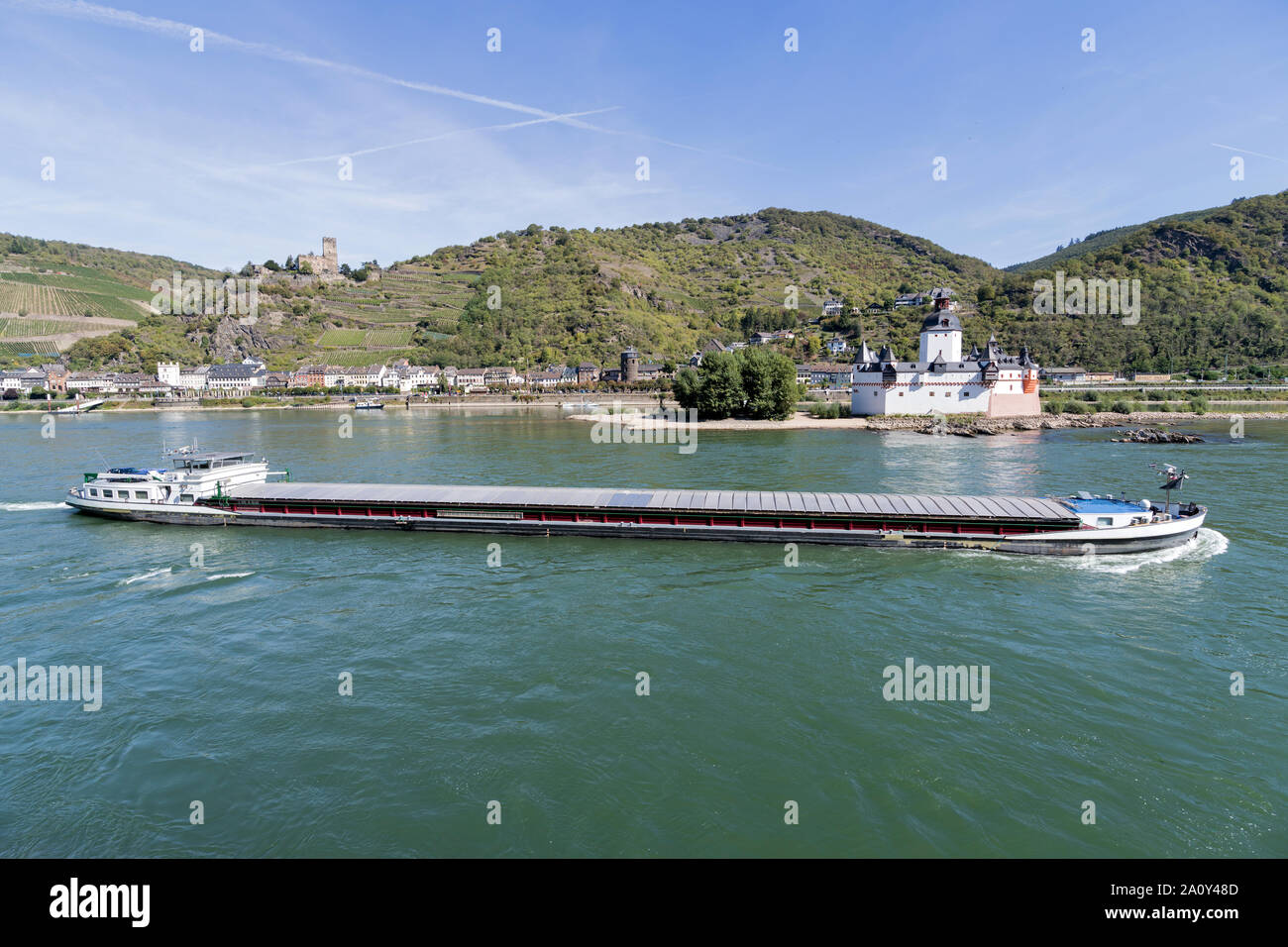 Cargo intérieures passant Château Pfalzgrafenstein, un château sans frais sur l'île de Falkenau, dans le Rhin près de Kaub, Allemagne. Banque D'Images