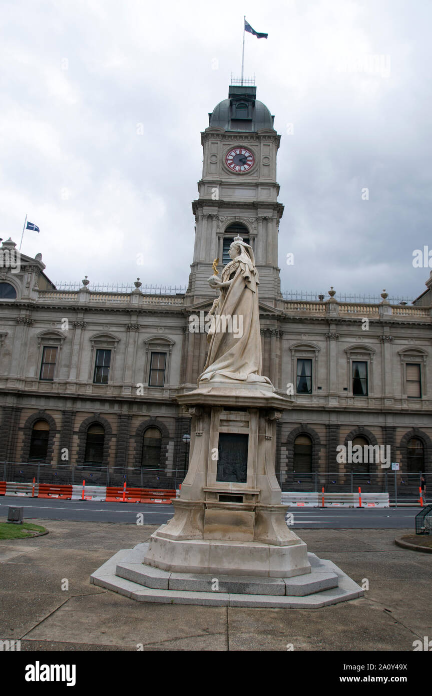 Statue de la reine Victoria devant l'hôtel de ville de Sturt Street à Ballarat, État de Victoria, Australie. Banque D'Images