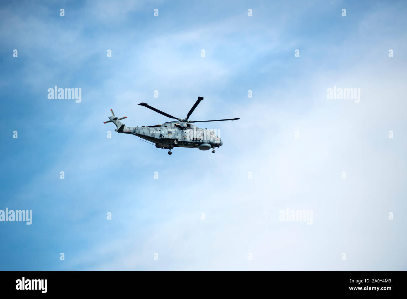 Hélicoptère militaire prenant part à un exercice dans le ciel au-dessus de Cornwall, England, UK Banque D'Images