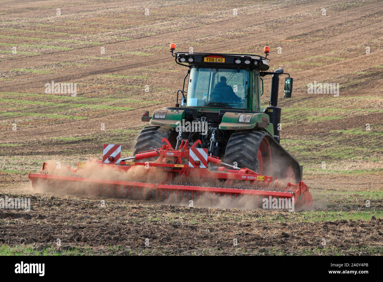 Malton. L'Angleterre. 09,22.19. Le tracteur tirant un rouleau strié (UK) ou Cultipacker (USA) sur un champ dans le North Yorkshire au Royaume-Uni. Rouleau est u Banque D'Images
