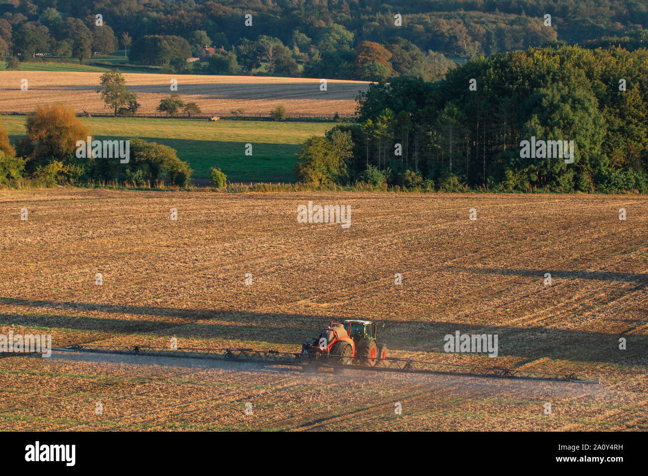 Véhicule agricole, la pulvérisation d'engrais sur les terres agricoles dans la région de North Yorkshire au Royaume-Uni. Banque D'Images