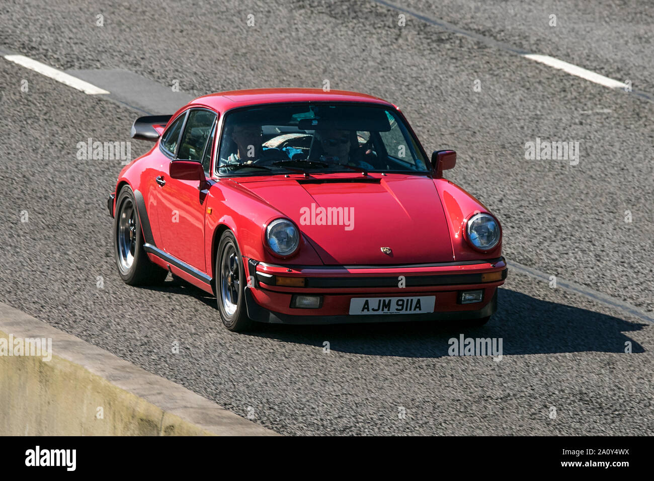 Une Porsche 911 voyageant en direction nord sur l'autoroute M6 près de Garstang dans le Lancashire, Royaume-Uni. Banque D'Images