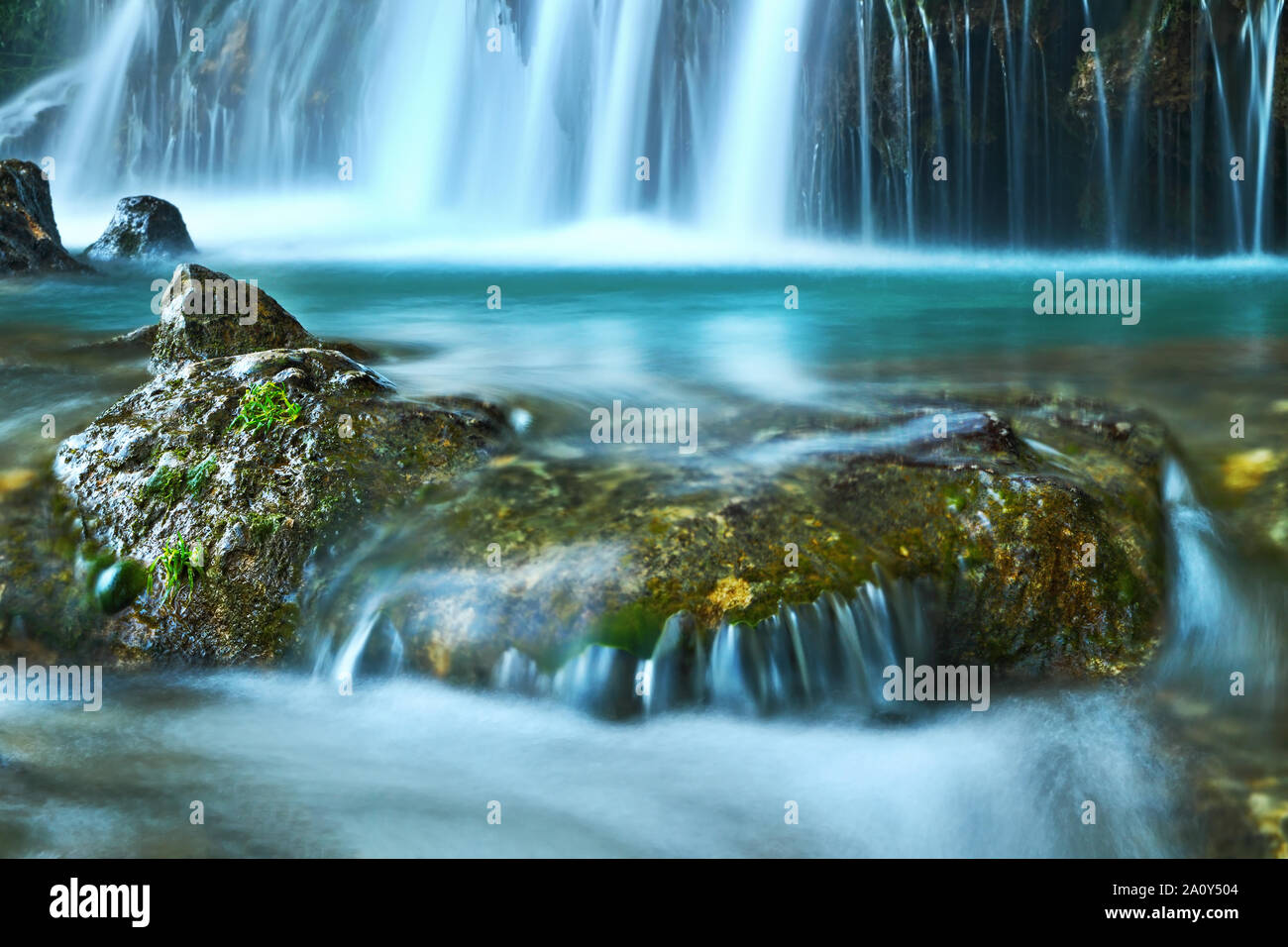 Ruisseau de montagne près d'une chute, Vadu Crisului, Roumanie Banque D'Images
