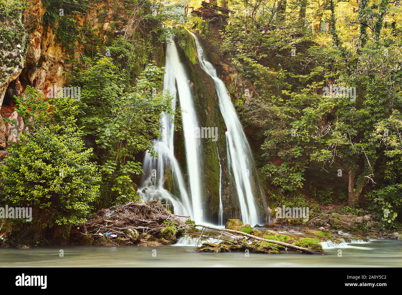 Voir de belle cascade dans les Montagnes Apuseni, Vadu Crisului, Roumanie Banque D'Images