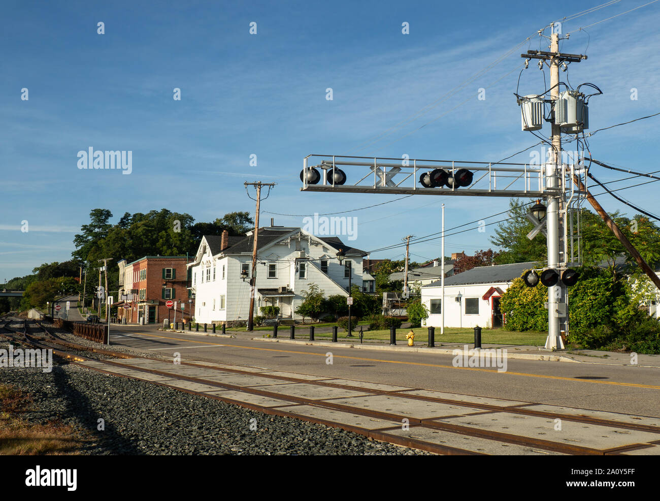 Petite ville située le long des voies de chemin de fer sur un matin de fin d'été Banque D'Images