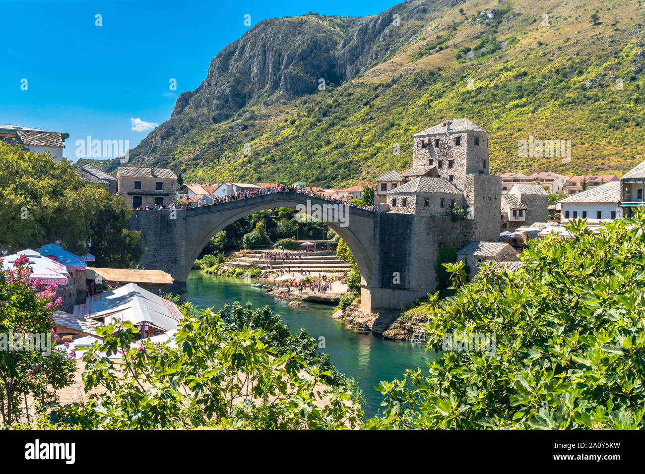 MOSTAR, BOSNIE - Août 4, 2019 : vue sur le Vieux Pont de Mostar sur la Neretva avec les gens. Mostar est l'une des plus célèbre place des Balkans. Banque D'Images