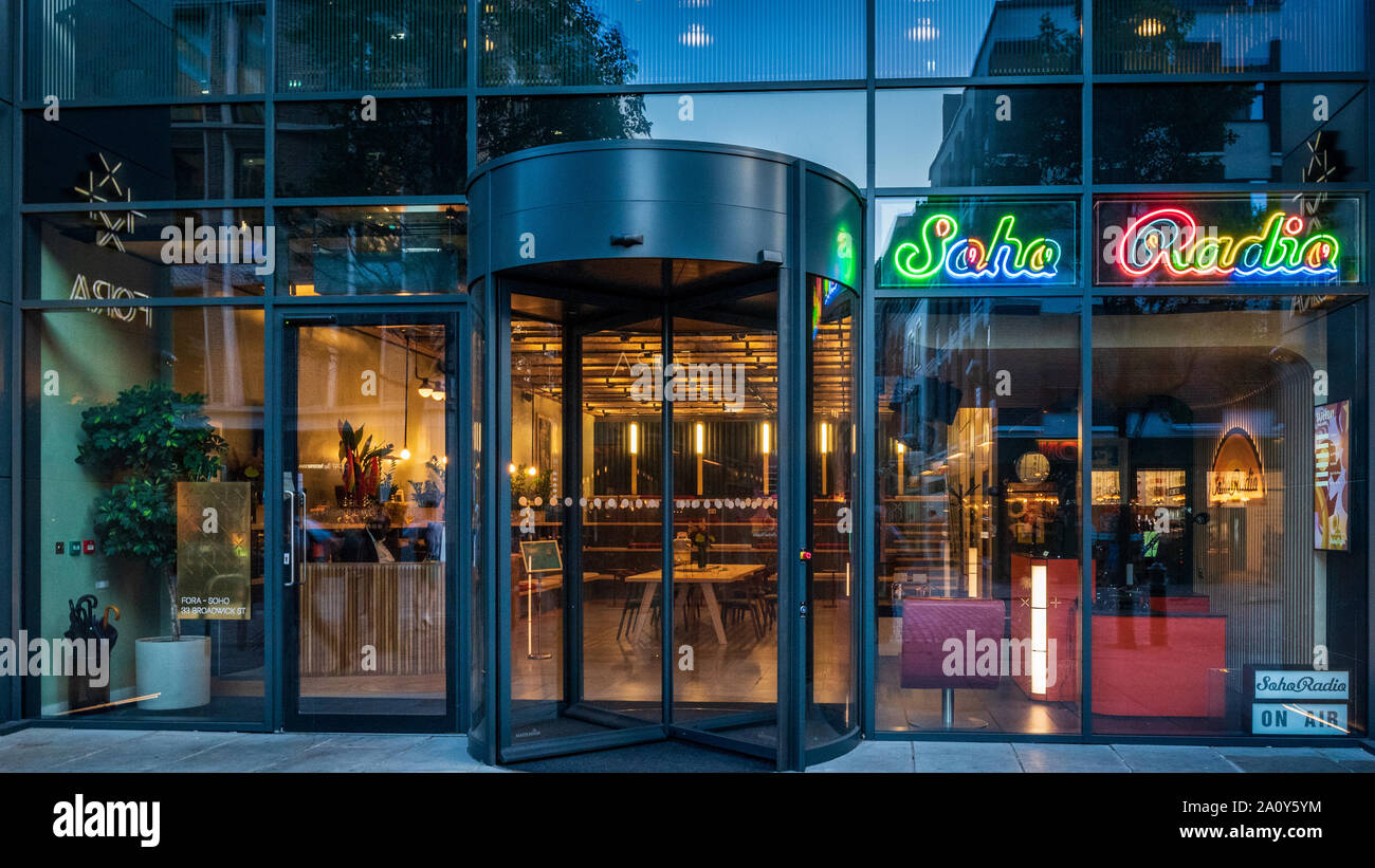 Forums Forums Londres, Soho. Radio Soho dans le hall de l'immeuble dans l'Espace Forums Soho Broadwick Street, Soho, Londres. Banque D'Images