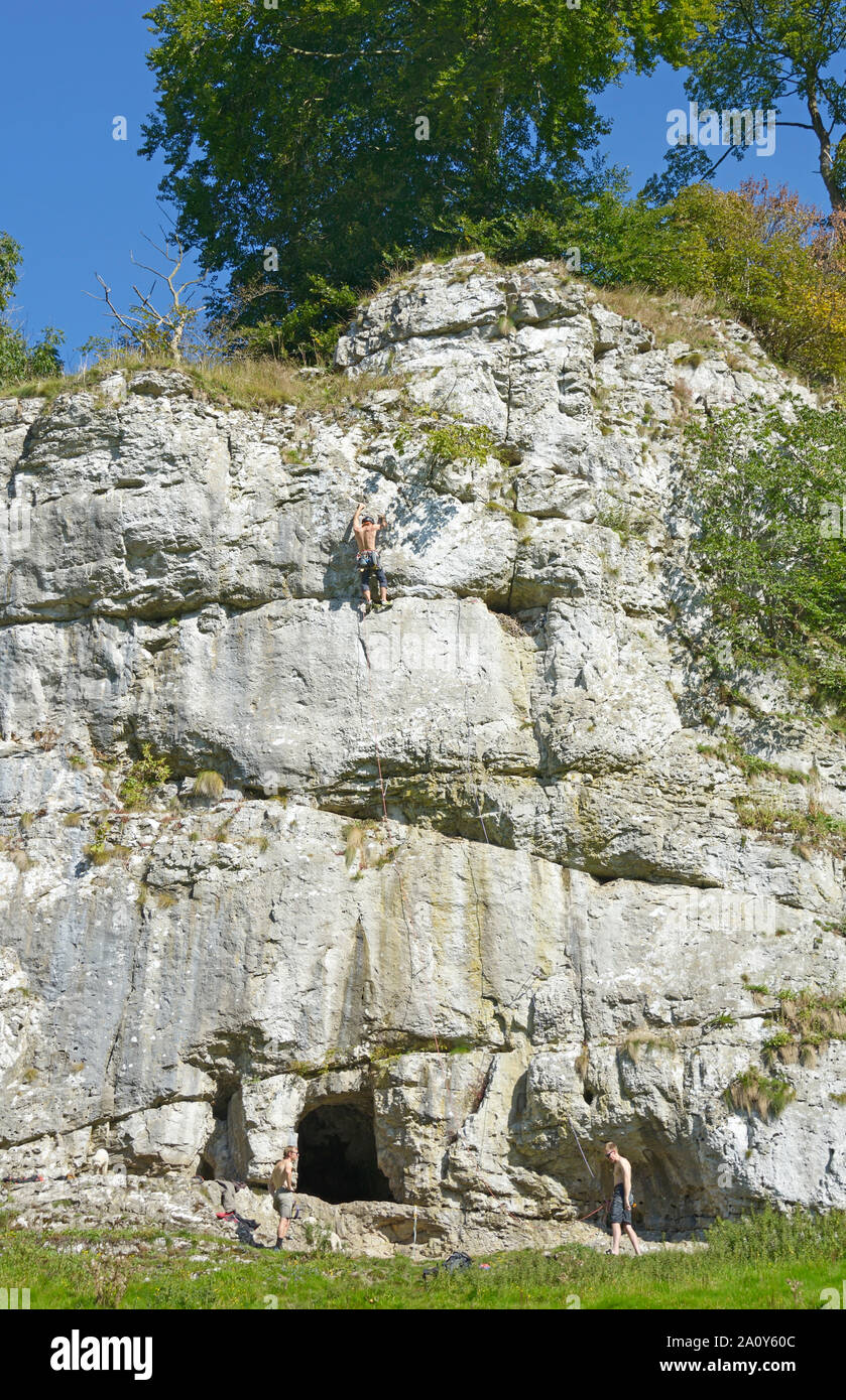 L'escalade de rocher, dans Wolfscote Dale, Derbyshire. Banque D'Images