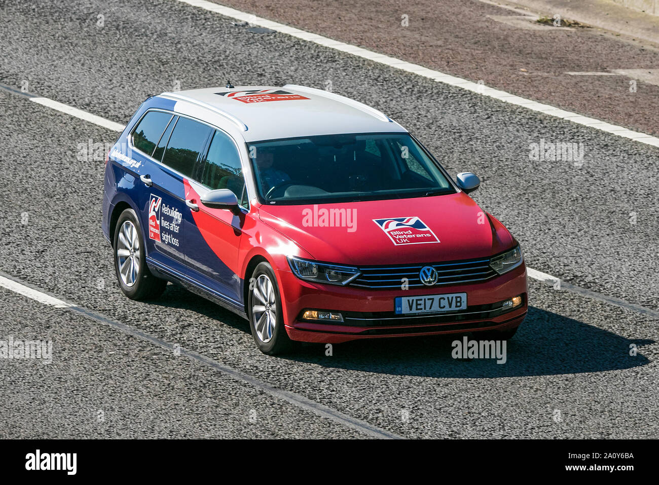 Un VW Volkswagen Passat voyageant en direction nord sur l'autoroute M6 près de Garstang dans le Lancashire, Royaume-Uni. Banque D'Images