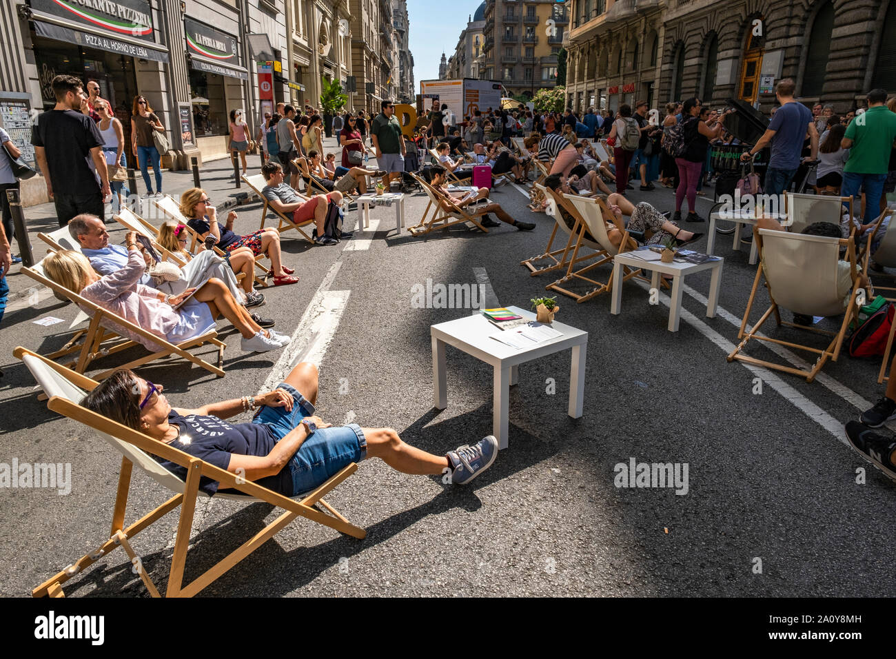 Les citoyens s'asseoir à l'espace lecture déployés dans Vía Laietana pendant les vacances de la Journée mondiale sans voitures.Barcelone célèbre la Journée mondiale sans voiture par conditionné l'une des principales artères de la ville pour l'utilisation de citoyens ayant des activités récréatives culturelles différentes. Des milliers de citoyens ont profité d'une journée festive sur la Via Laietana avec la circulation complètement fermée aux véhicules. Banque D'Images