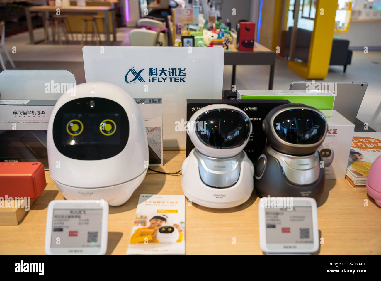 Des robots réalisés par iFlytek, un Chinois de reconnaissance vocale et de l'intelligence artificielle entreprise de technologie de l'information, vu dans un magasin d'électronique à Shanghai. Banque D'Images Des robots réalisés par iFlytek, un Chinois de reconnaissance vocale et de l'intelligence artificielle entreprise de technologie de l'information, vu dans un magasin d'électronique à Shanghai. Banque D'Images