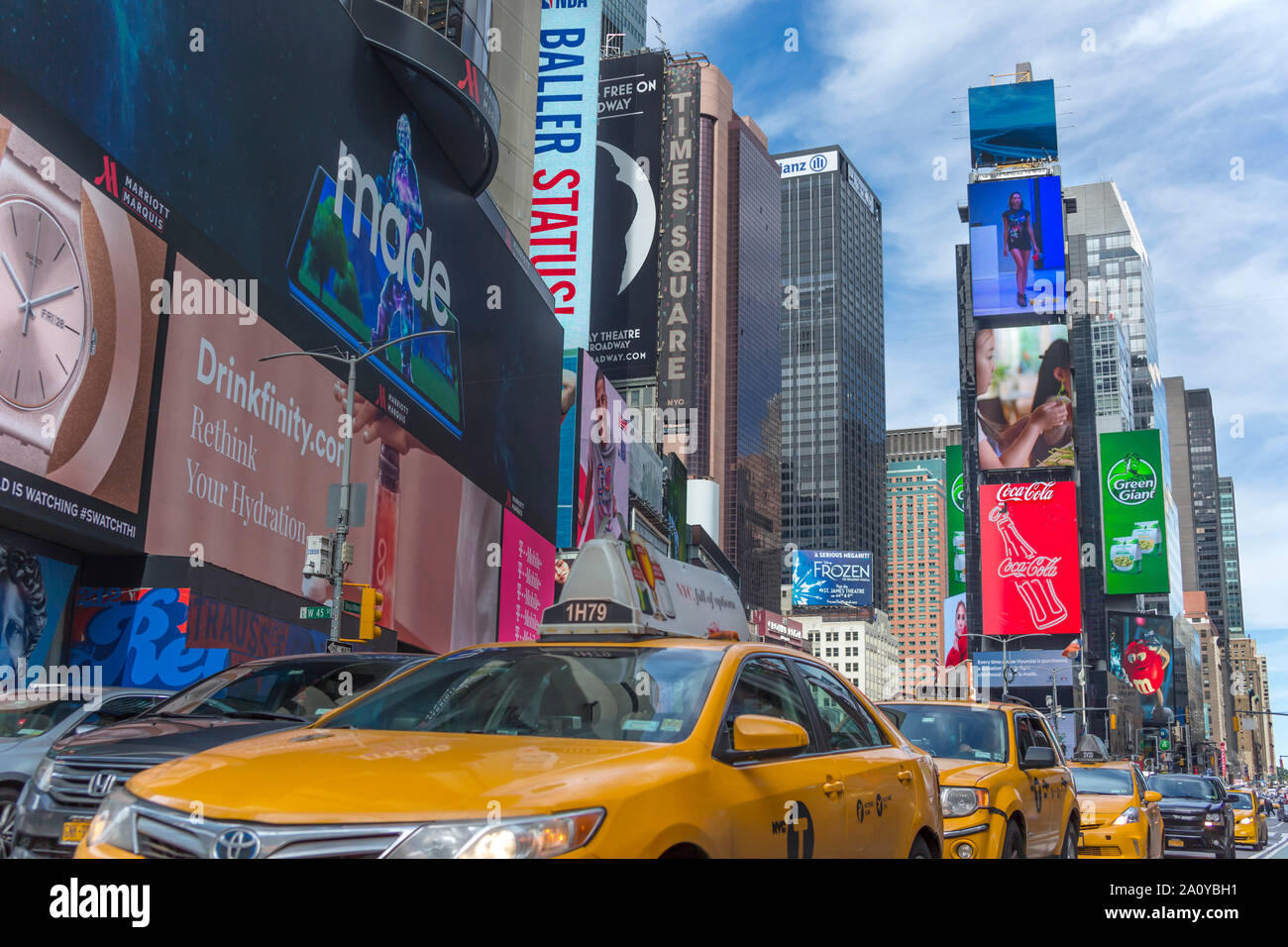 Les taxis de TIMES SQUARE MANHATTAN NEW YORK USA Banque D'Images