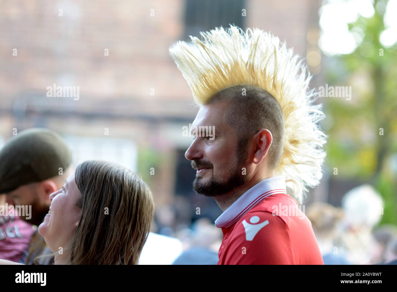 Mohican blonde hairstyle, sur guy. Banque D'Images