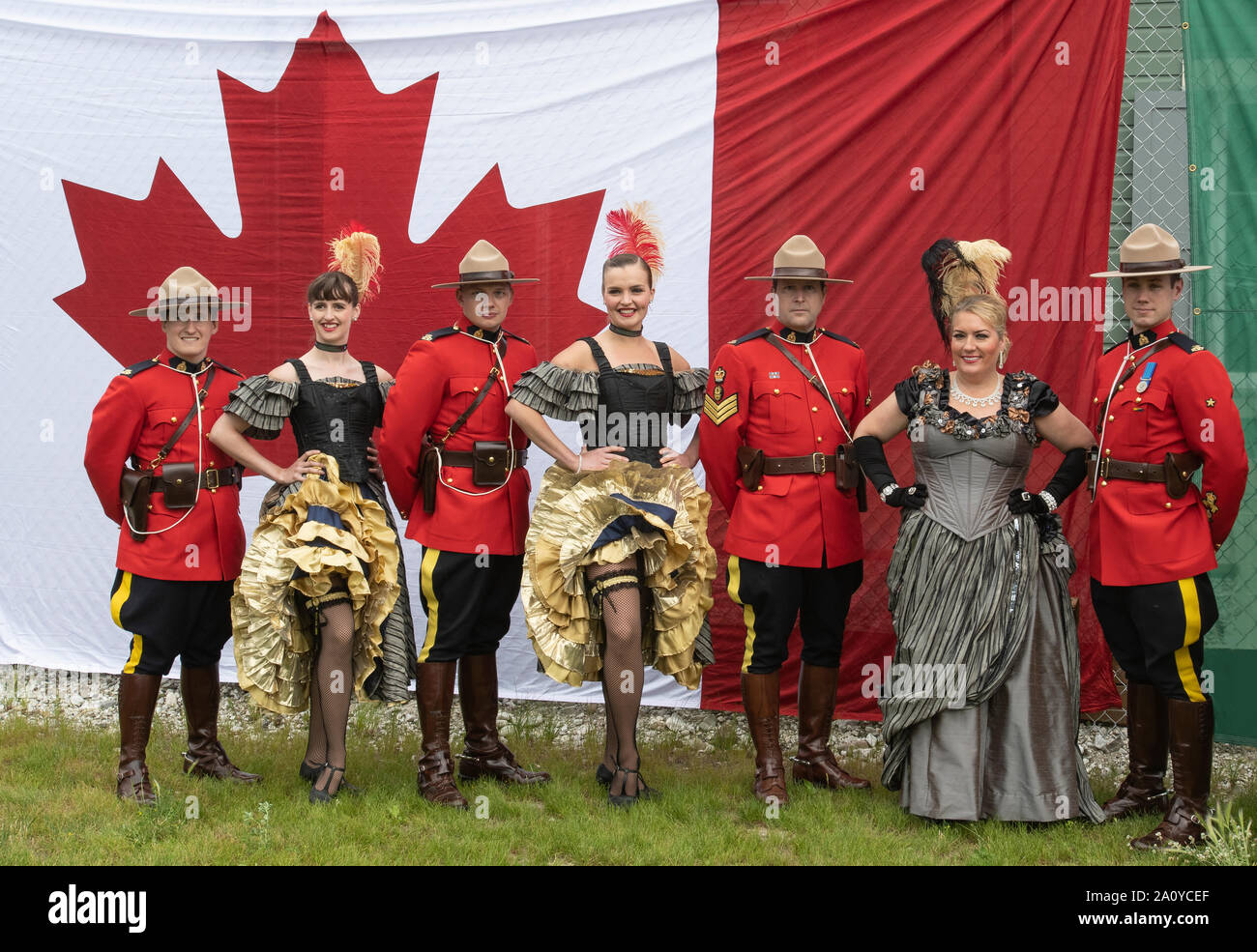 Amérique du Nord, Canada, Territoire du Yukon ; Yukon River ; Parade de la fête du Canada ; la ville historique de Dawson, la police montée et danseuses Can-Can Banque D'Images