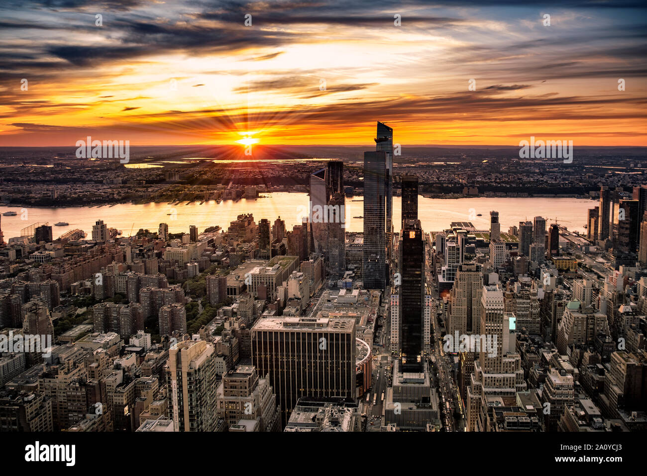 Vue sur la ville de New York à Manhattan et la rivière Hudson au coucher du soleil de l'Empire State Building Banque D'Images