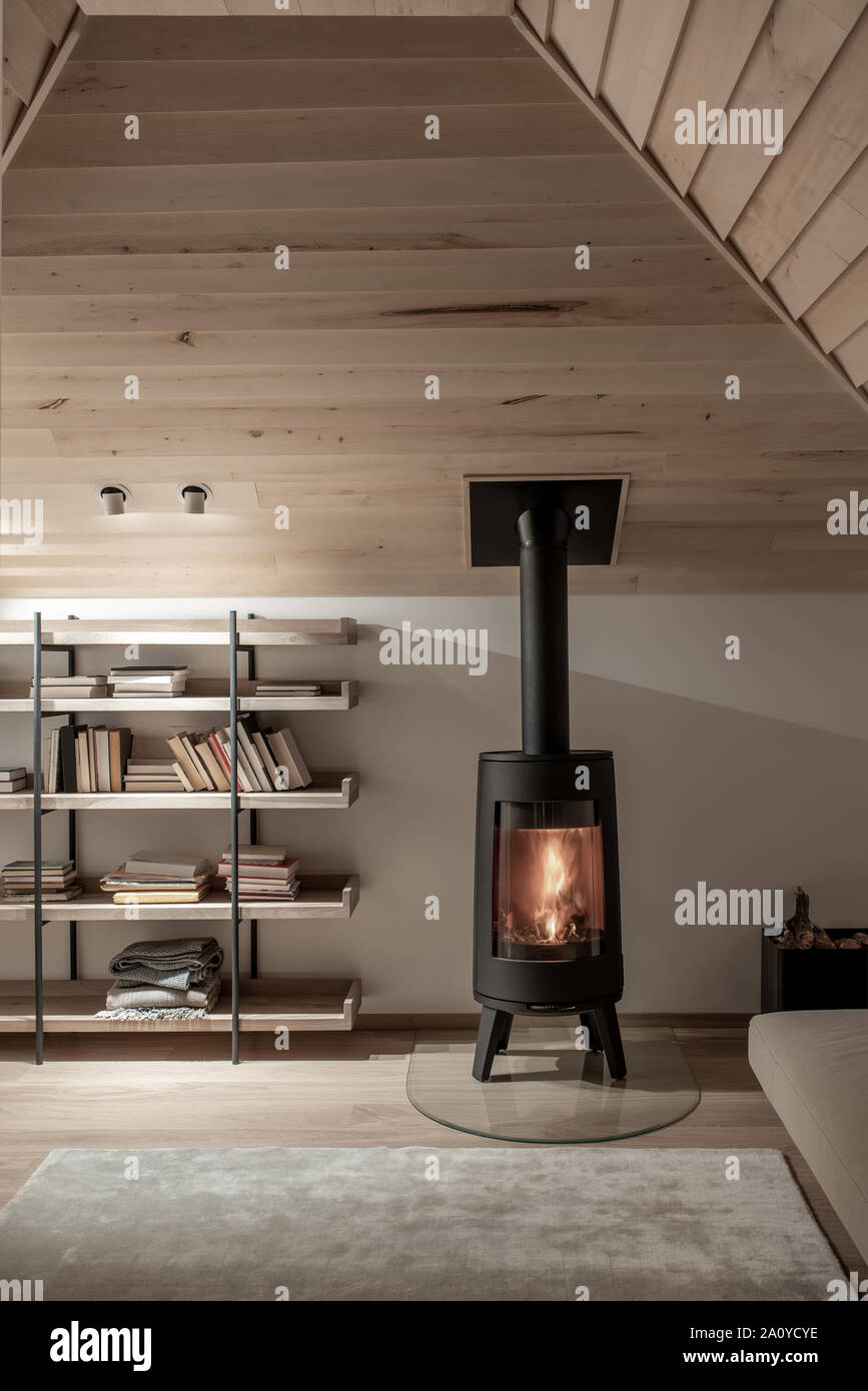 Intérieur moderne étonnante avec un plafond en pente avec des feux — free download