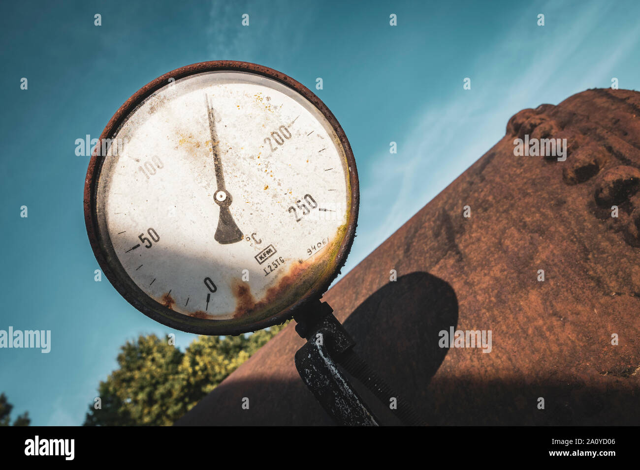 Ancien indicateur de température sur la chaudière à vapeur de la locomotive dans le musée à air libre de Sanok (secteur du pétrole brut), Pologne. Banque D'Images