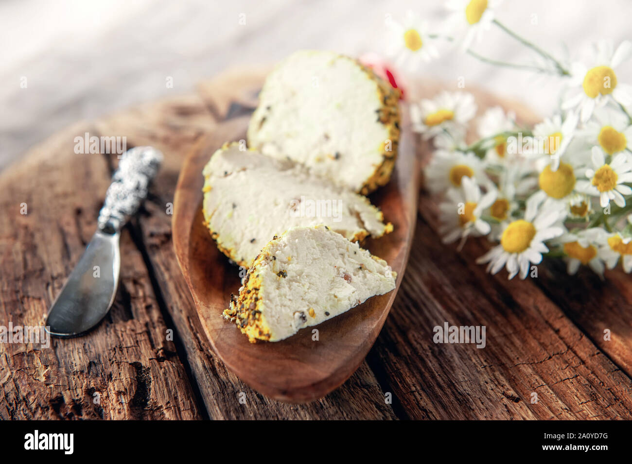 Belper knolle fromage rouge dans les épices et le poivre noir et d'herbes de Provence. Peu des boules de fromage Belper.mets de petit fromage rond noir avec Banque D'Images