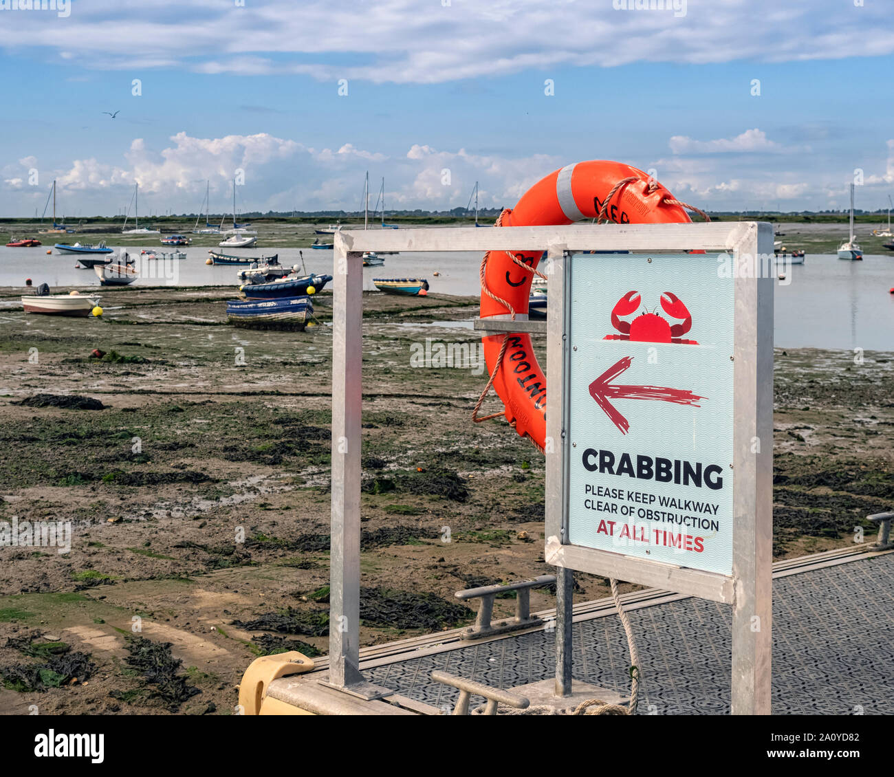 WEST MERSEA, ESSEX, Royaume-Uni - 31 AOÛT 2018 : panneau de pêche au crabe sur la jetée sur la rivière Blackwater Banque D'Images