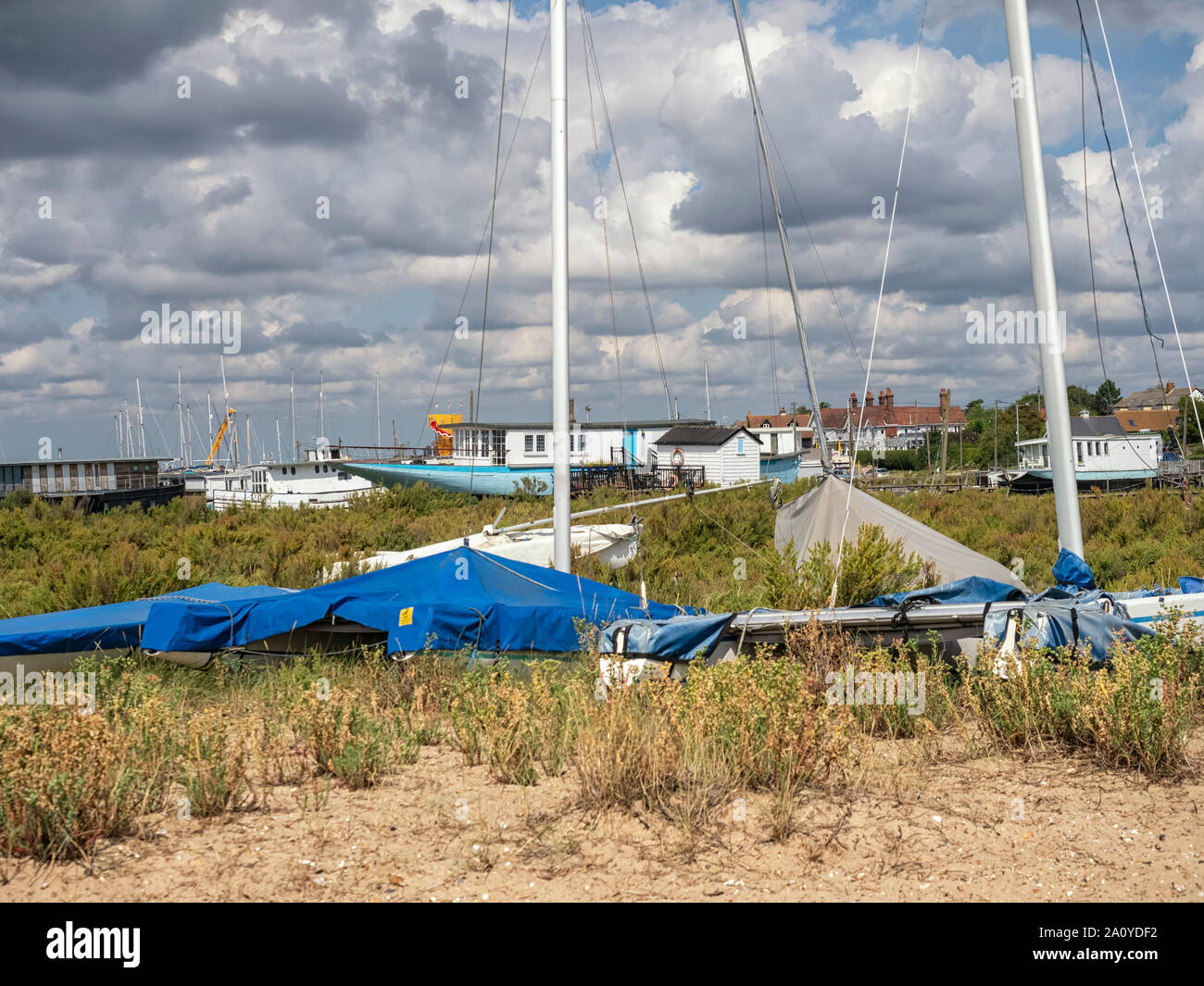 WEST MERSEA, ESSEX, Royaume-Uni - 31 AOÛT 2018 : vue le long de la rive de la rivière Blackwater Banque D'Images