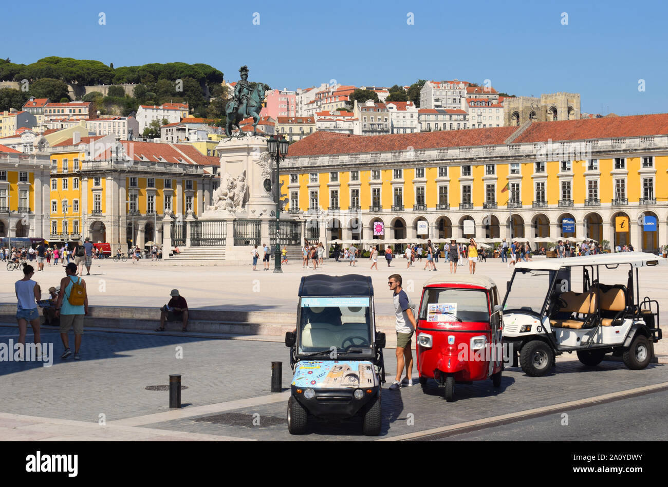 Buggies touristiques et tuk-tuk garés sur la place commerciale, connue localement sous le nom de 'Praça do Comércio' ou 'Terreiro do Paço', le jour ensoleillé d'août. Banque D'Images