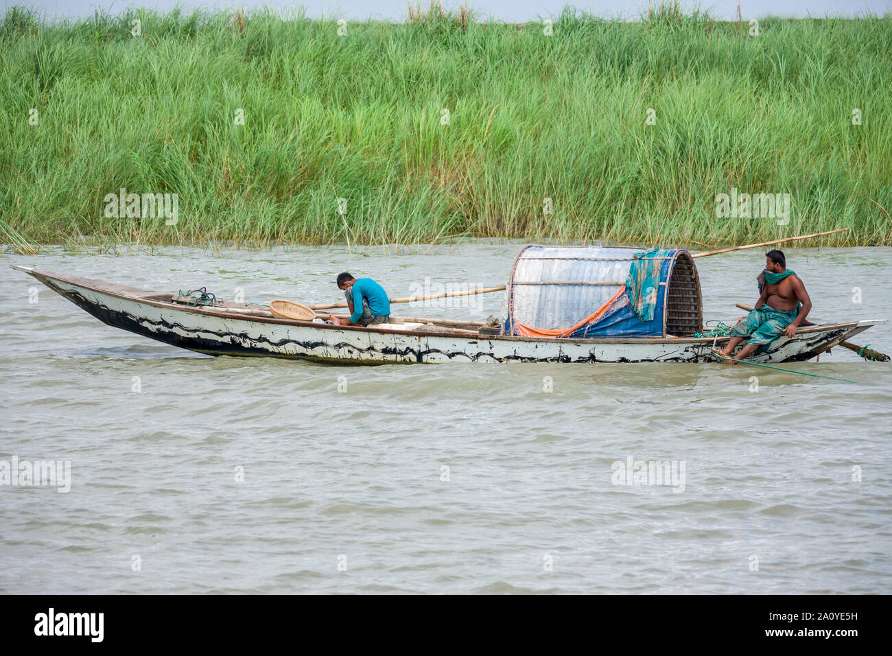 Bateau de pêche sur la rivière Padma, Bangladesh Banque D'Images
