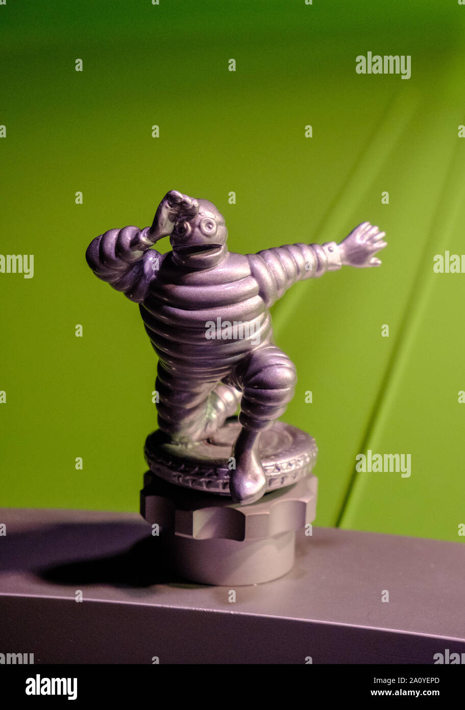 Statue Bibendum Michelin Sur Pneu – Sculpture Art Déco, Blanc, Taille Moyenne