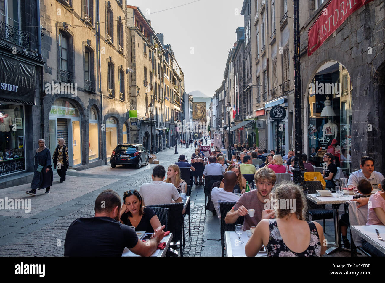 Voir la soirée de restaurants sur la Rue des gras à la direction le Puy de Dôme à Clermont Ferrand, France Banque D'Images