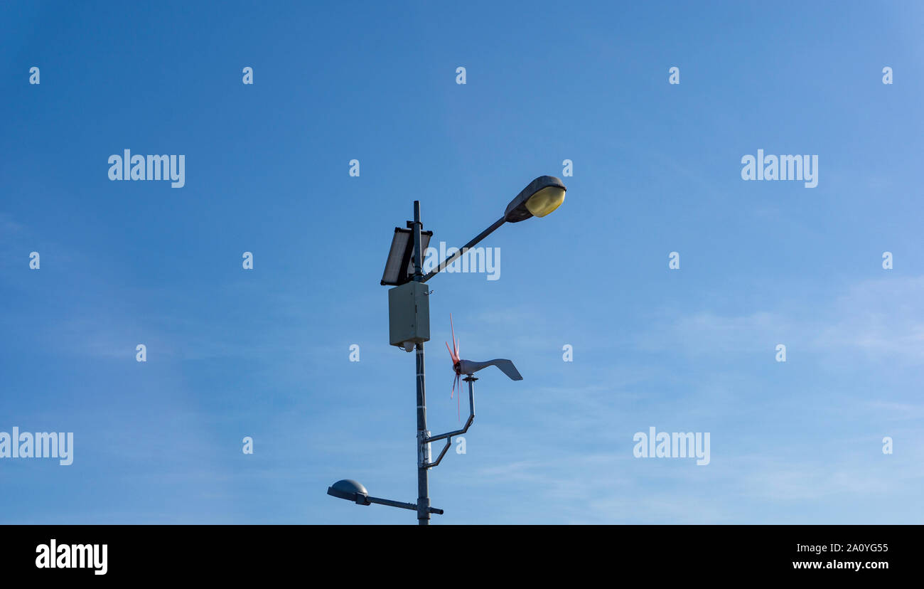 Une installation solaire/vent combiné,alimenter une caméra de surveillance. l'appareil photo est un déversement illégal de surveillance, dans la Cerisaie, Dublin, Irlande. Banque D'Images